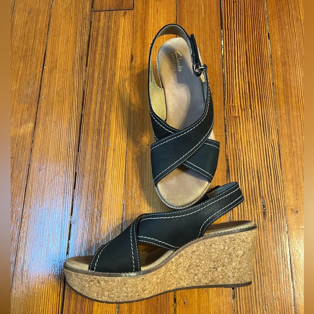 Clarks Artisan Caslynn suede Cross Strap Cork Wedge Black Sandals Women's Size 9